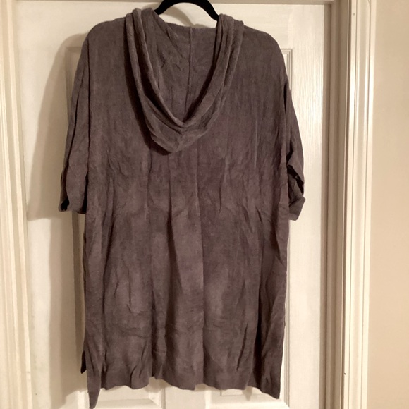 Barefoot Dreams Cozychic ultra light short sleeve zip up hoodie
Size L/XL. NWT - Picture 6 of 11
